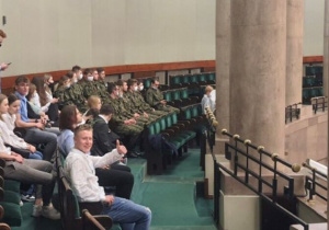 Młodzież z LXII LO MS im. Generała Broni Władysława Andersa przysłuchuje się obradom Sejmu